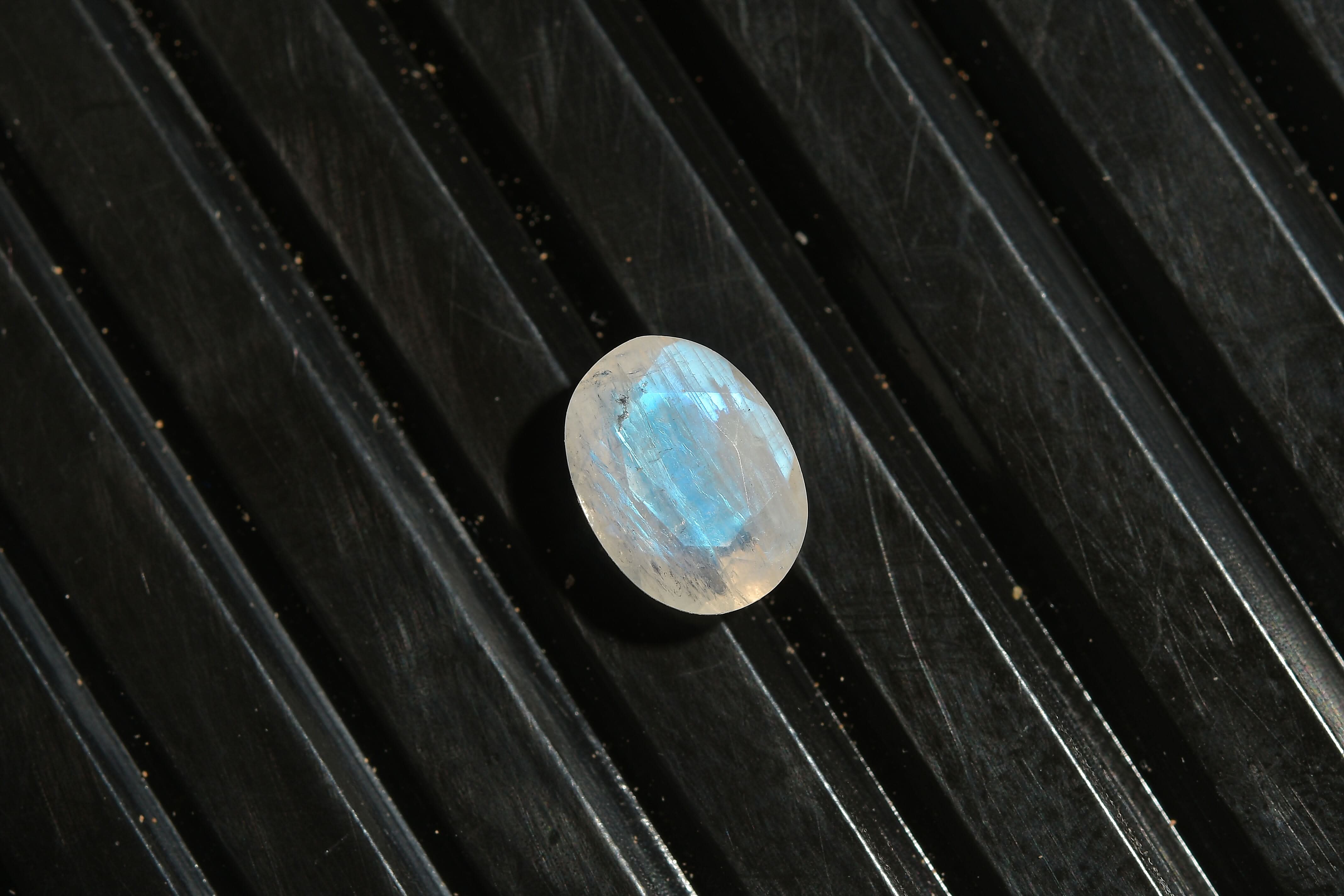 Rainbow Moonstone (Oval 8x6 mm) 1.04 ctw Loose Gemstone