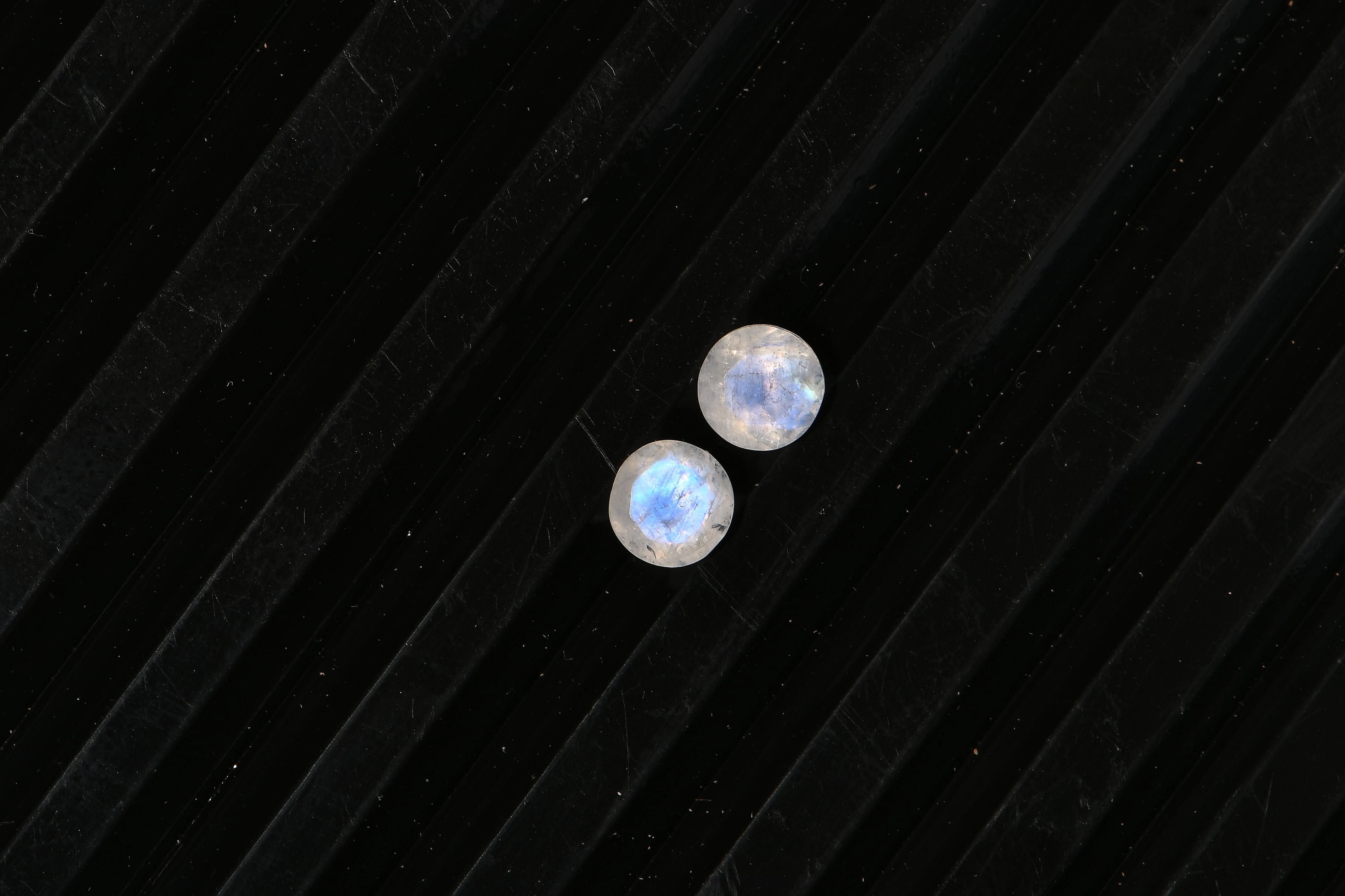 Rainbow Moonstone (Rnd 5 mm) 0.87 ctw  Loose Gemstone